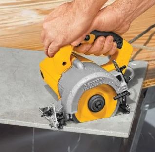 Detalj dijamantnog diska i vodilice DeWalt DWC410 pile